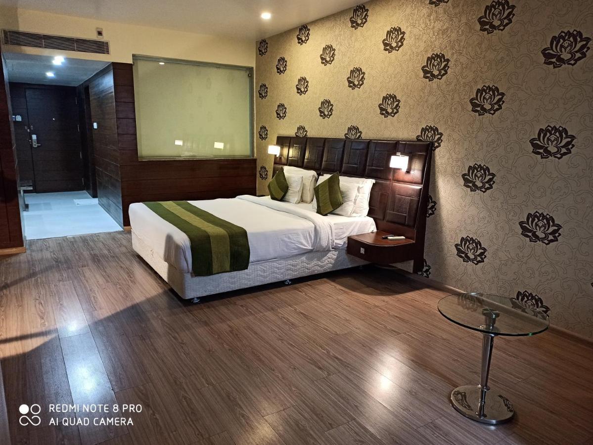 Hotel Patliputra Exotica Патна Екстериор снимка