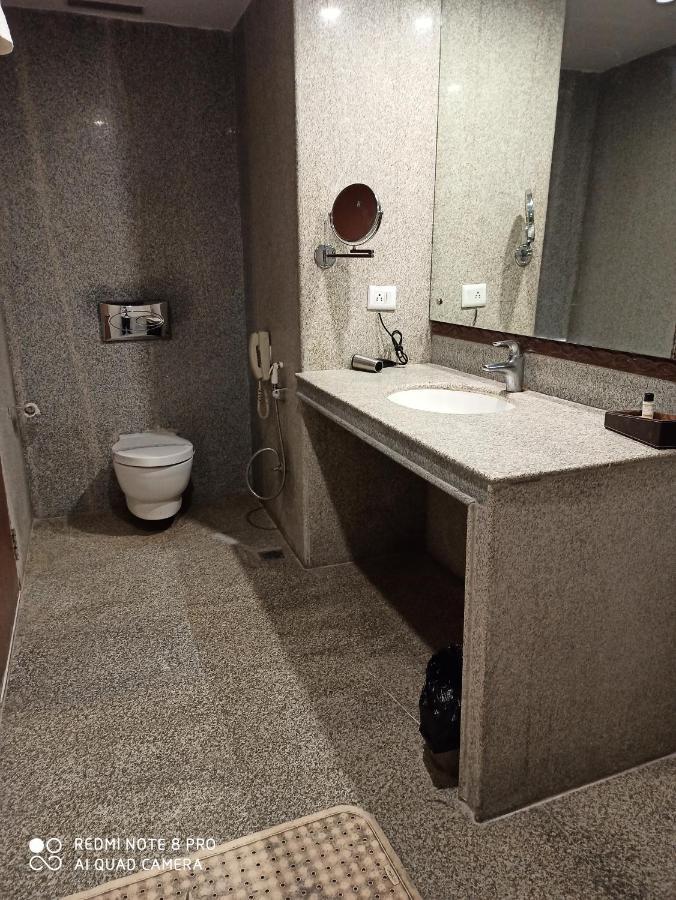 Hotel Patliputra Exotica Патна Екстериор снимка