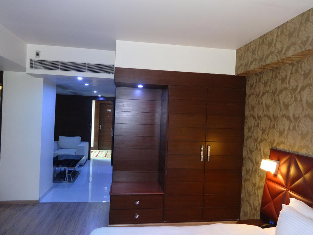 Hotel Patliputra Exotica Патна Екстериор снимка
